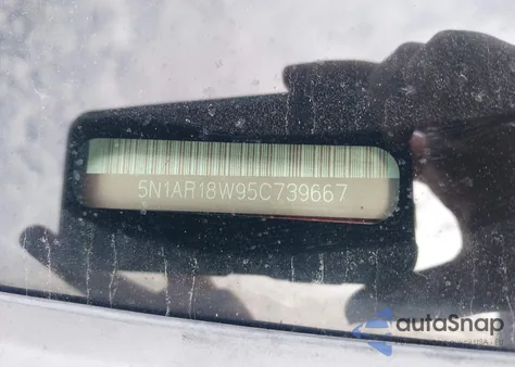 2005 Nissan Pathfinder Le/Se/Xe from USA, damaged, VIN 5N1AR18W95C739667